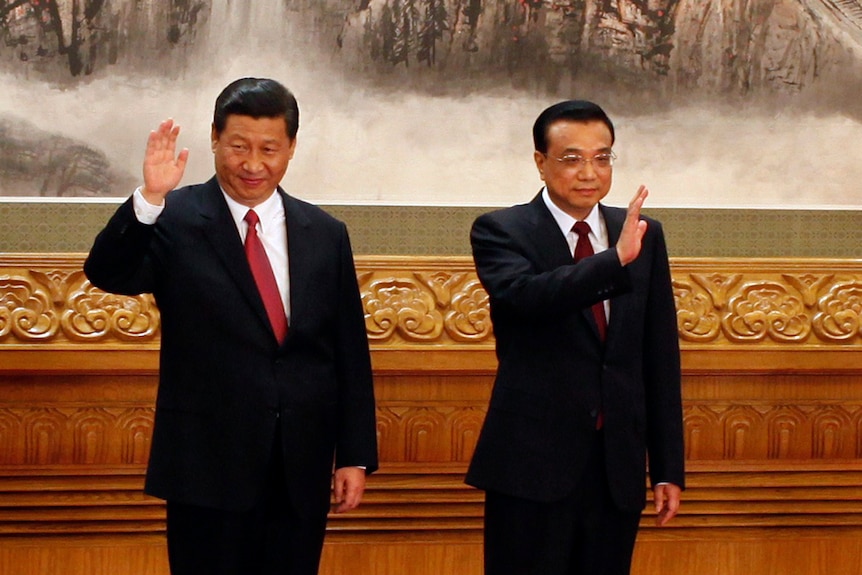 Xi Jinping and Li Keqiang waving 