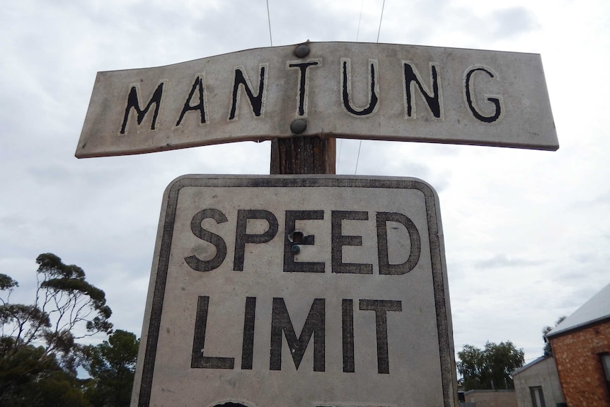 An aging sign at the edge of Mantung