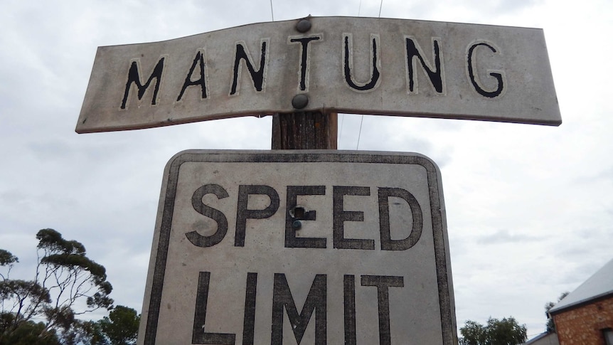 An aging sign at the edge of Mantung