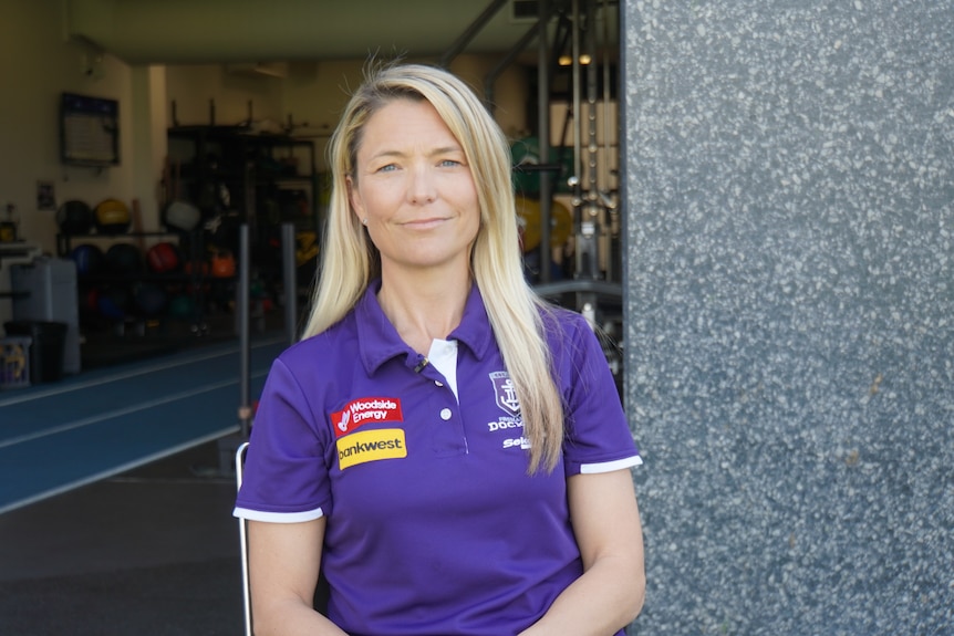 Angie Bain, responsable du bien-être des Dockers de Fremantle, assise devant la salle de sport des Dockers à Cockburn ARC