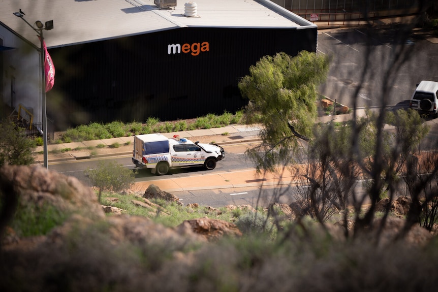 Coche de policía circula por la calle en Alice Springs