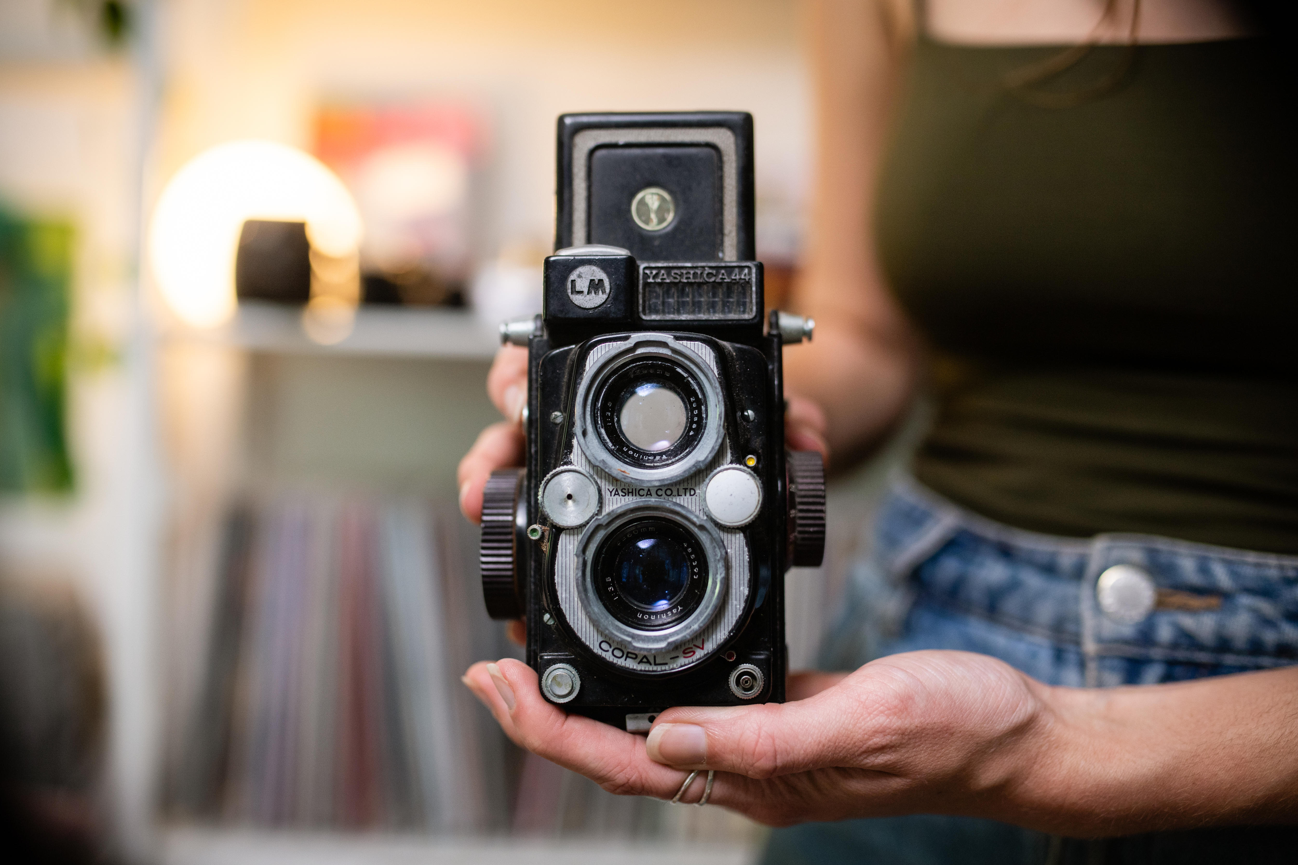 Lizzie Wilkie sorri com uma câmera.