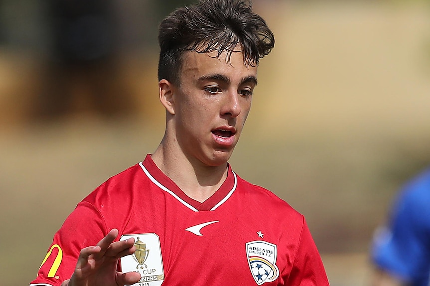 Bernardo Oliveira looks towards the ball with his arms slightly raised