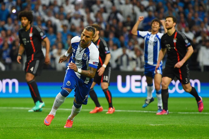 Quaresma scores penalty for Porto against Bayern