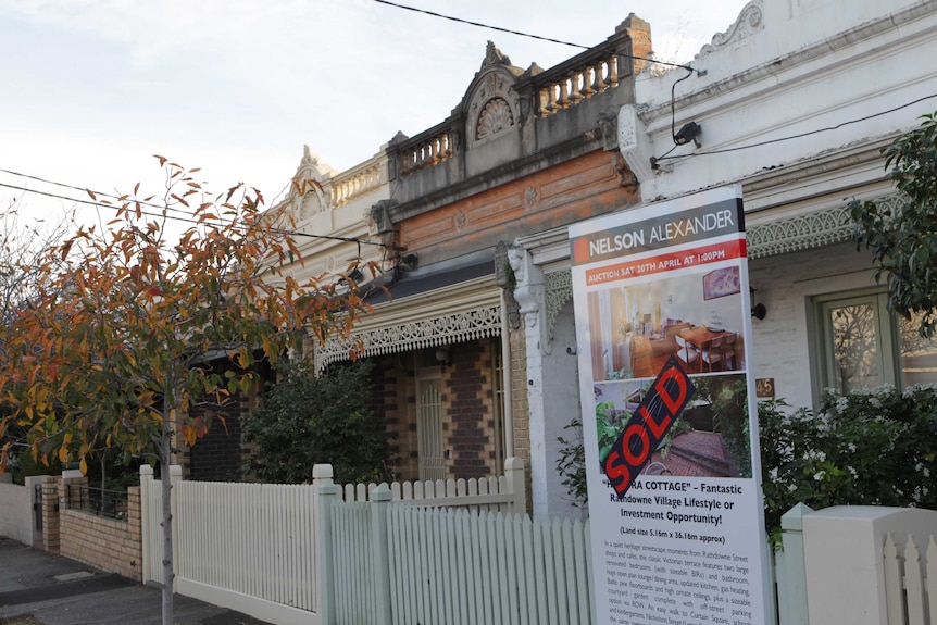 Un letrero de 'vendido' frente a una casa con terraza en Brunswick, Melbourne.