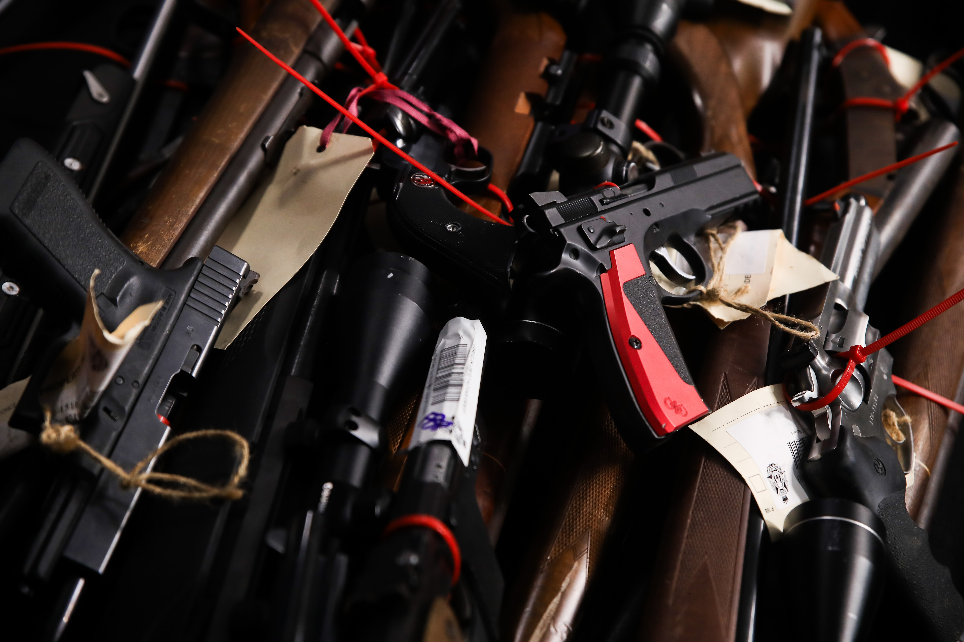 Uma coleção de armas em exposição. 