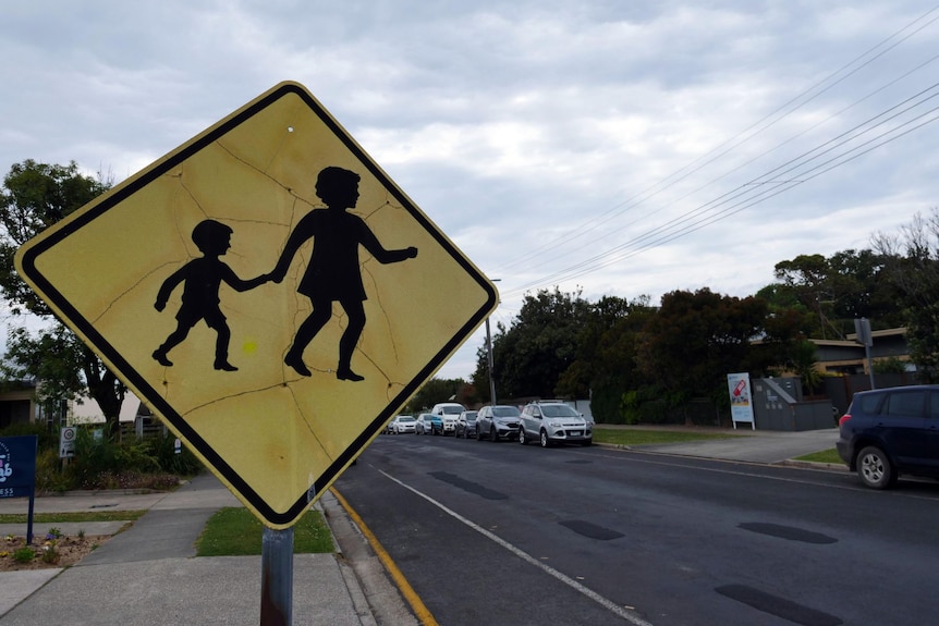 A children crossing road sign.