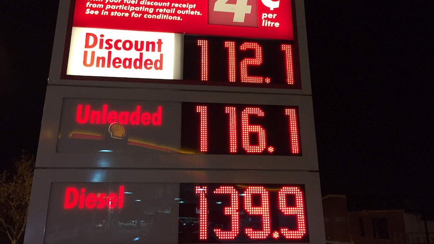 Discount petrol sign in Perth