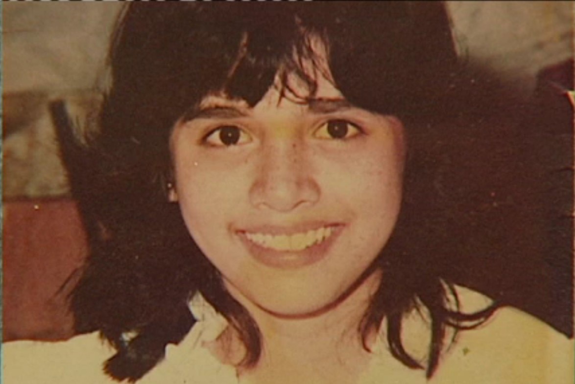 Una imagen en tonos sepia de una adolescente sonriente.