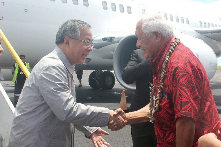 Walking off the plane, Hu Chunhua shakes hands with Samoan Government Minister Tuitama Talalelei Tuitama.