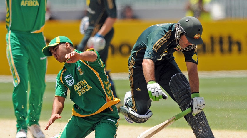 Ricky Ponting collides with JP Duminy