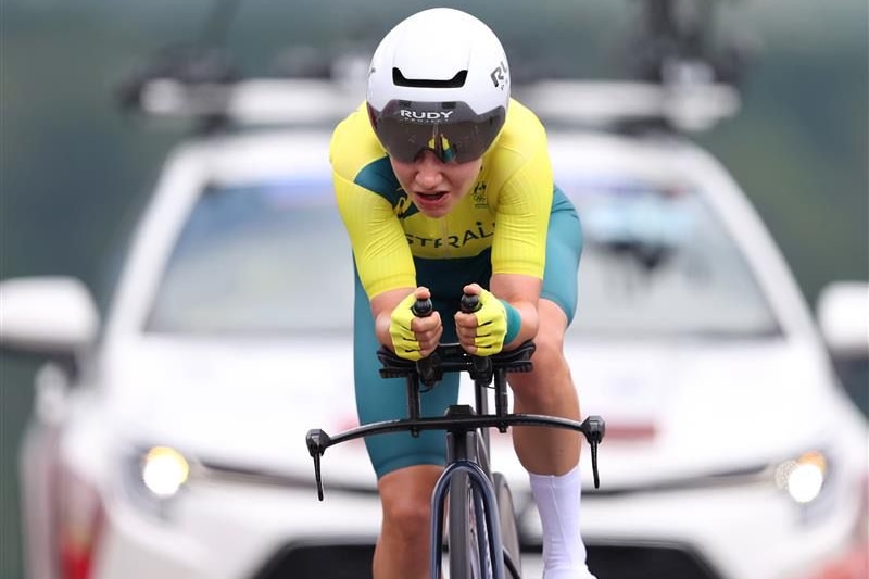 Sarah Gigante baisse la tête et fait du vélo.