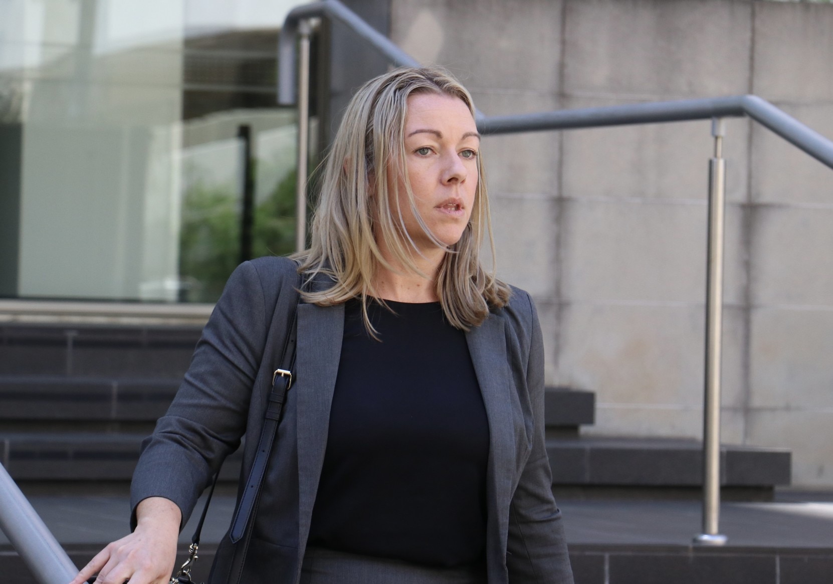 Bethany Offereins baja las escaleras después de salir de un juzgado. 