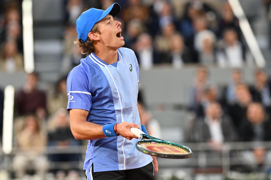 Alex de Minaur reacts during his straight sets loss to Alexander Zverev at the French Open.