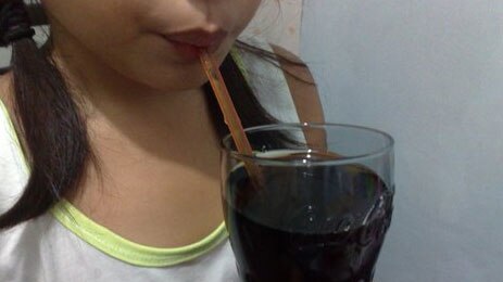 Child drinking cola (©Yolanda Leyba)