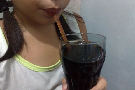 Child drinking cola (©Yolanda Leyba)