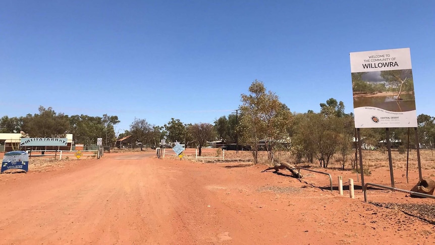 A sign welcoming travellers to the community of Willowra.