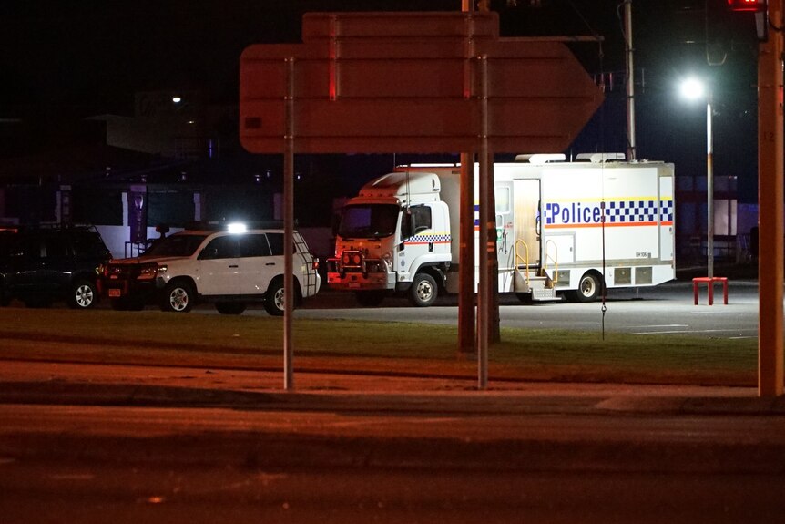 Ein Polizeiwagen parkte nachts auf einem leeren Parkplatz