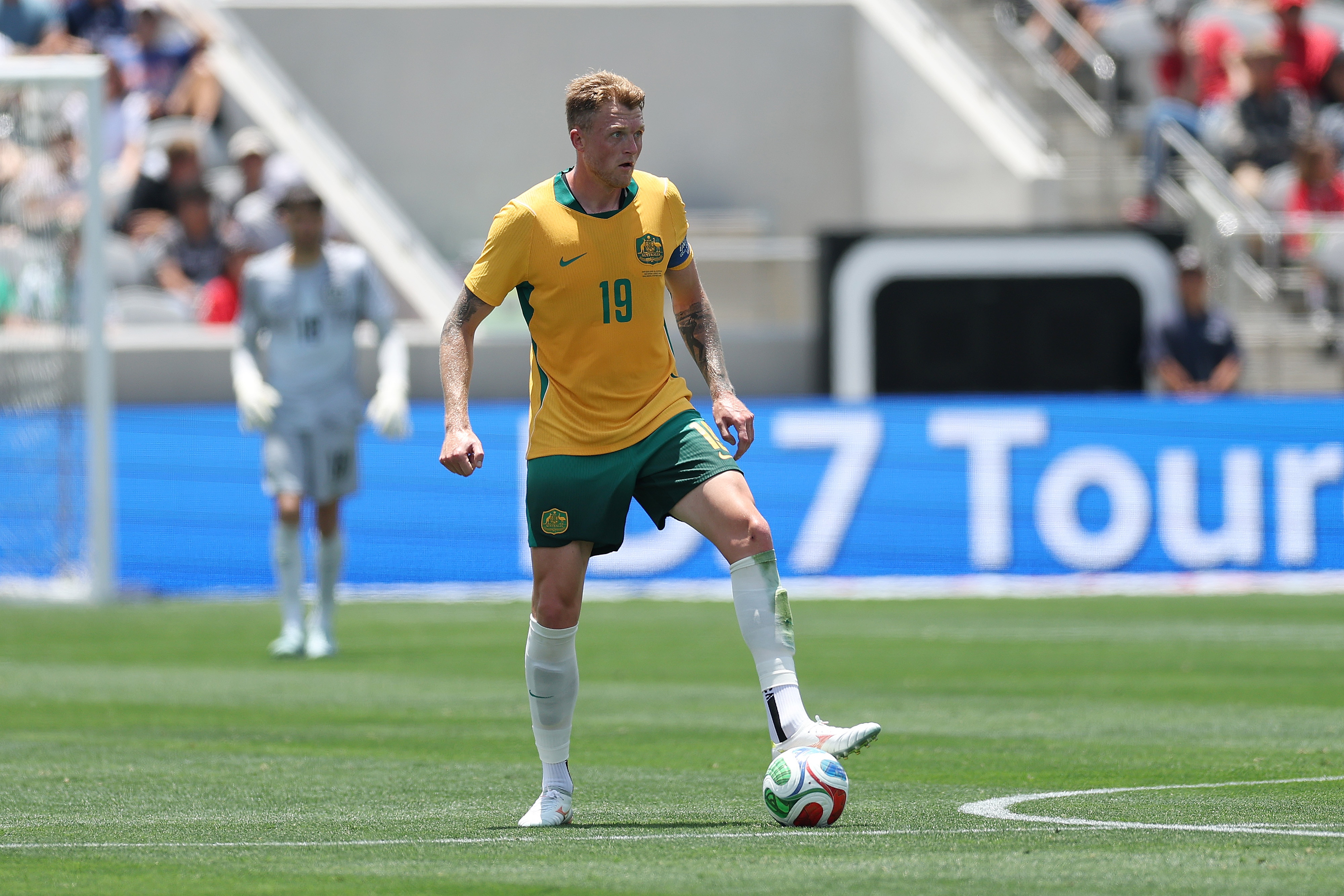 Harry Souttar, da Austrália, controla a bola durante o amistoso internacional contra a Suíça.