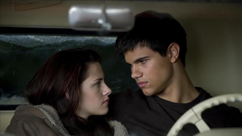 Despite the crush of fans expected this weekend, New Moon has not won over critics.