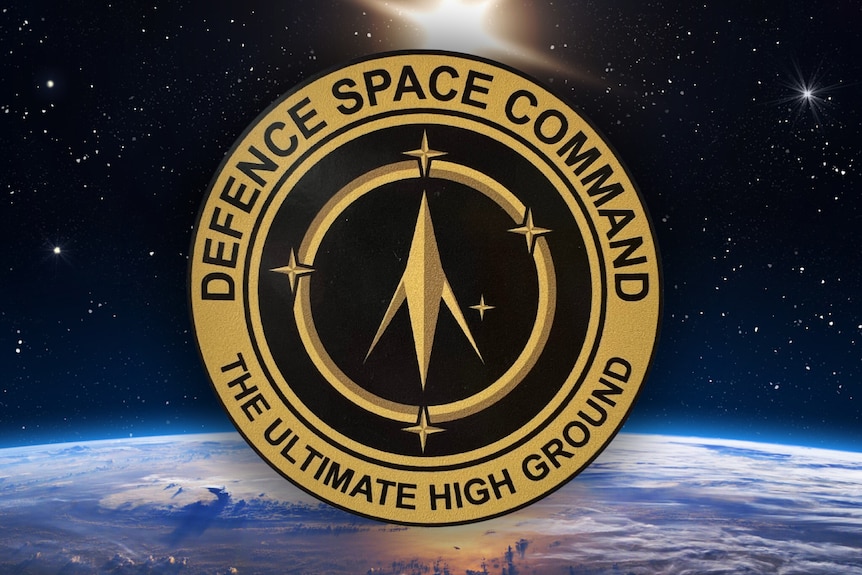 Un insigne militaire circulaire, avec 'Space Command' et 'The ultimate high ground' sur ses bords, superposés sur la planète Terre.