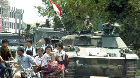 Student passes tanks in Aceh