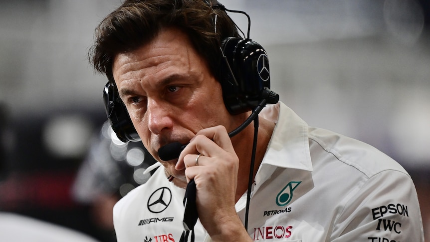 Le patron de Mercedes, Toto Wolff, loue les changements de la F1 dans le rôle de directeur de course après le limogeage de Michael Masi