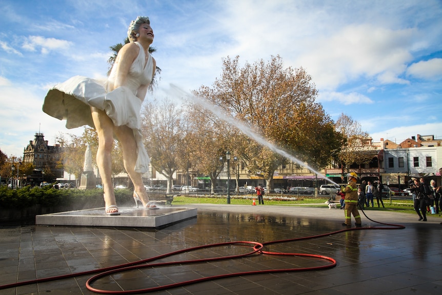 The supersized Marilyn Monroe statue in Bendigo gets a wash from the local fire brigade.