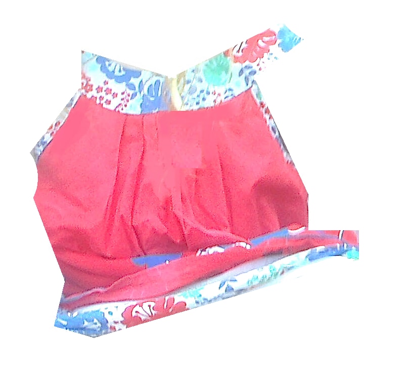 Vestido rosa com detalhes florais. 