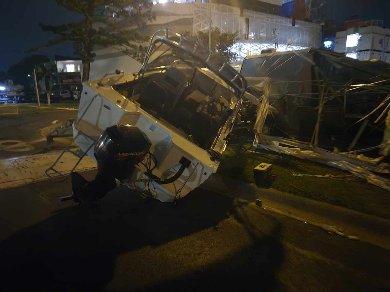 Barco deitado na estrada no parque de caravanas