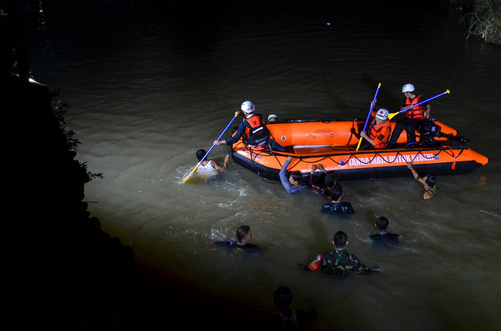 Eleven students drowned and 10 rescued during river cleanup in ...