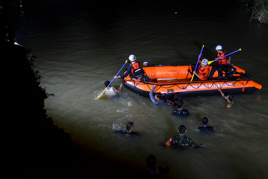 Les sauveteurs recherchent des victimes de noyade dans une rivière à Ciamis, dans l'ouest de Java, en Indonésie,