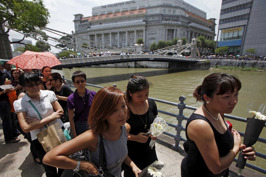 People queue to see Lee Kuan Yew