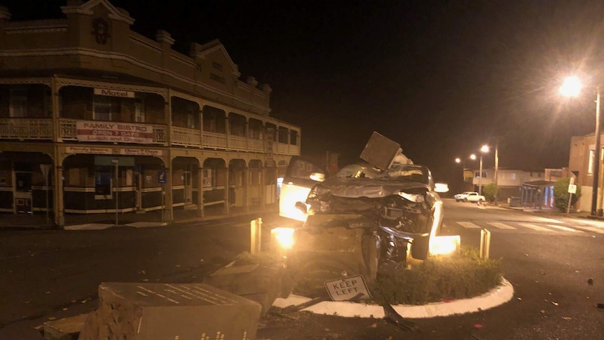 Car crashes into Dorrigo cenotaph