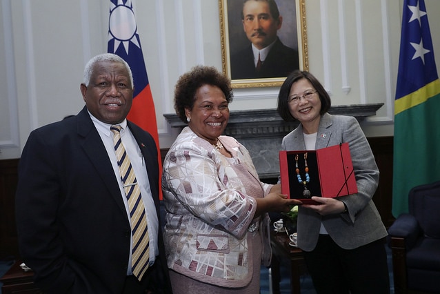 Former Solomon Islands leader Rick Hou and his wife give a necklace as a gift to Taiwan's President Tsai Ing-wen.