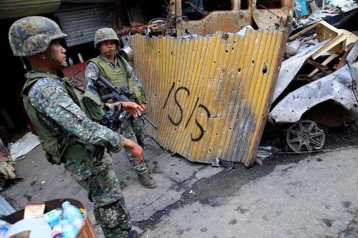 Tentara Filipina berdiri berjaga di Kota Marawi