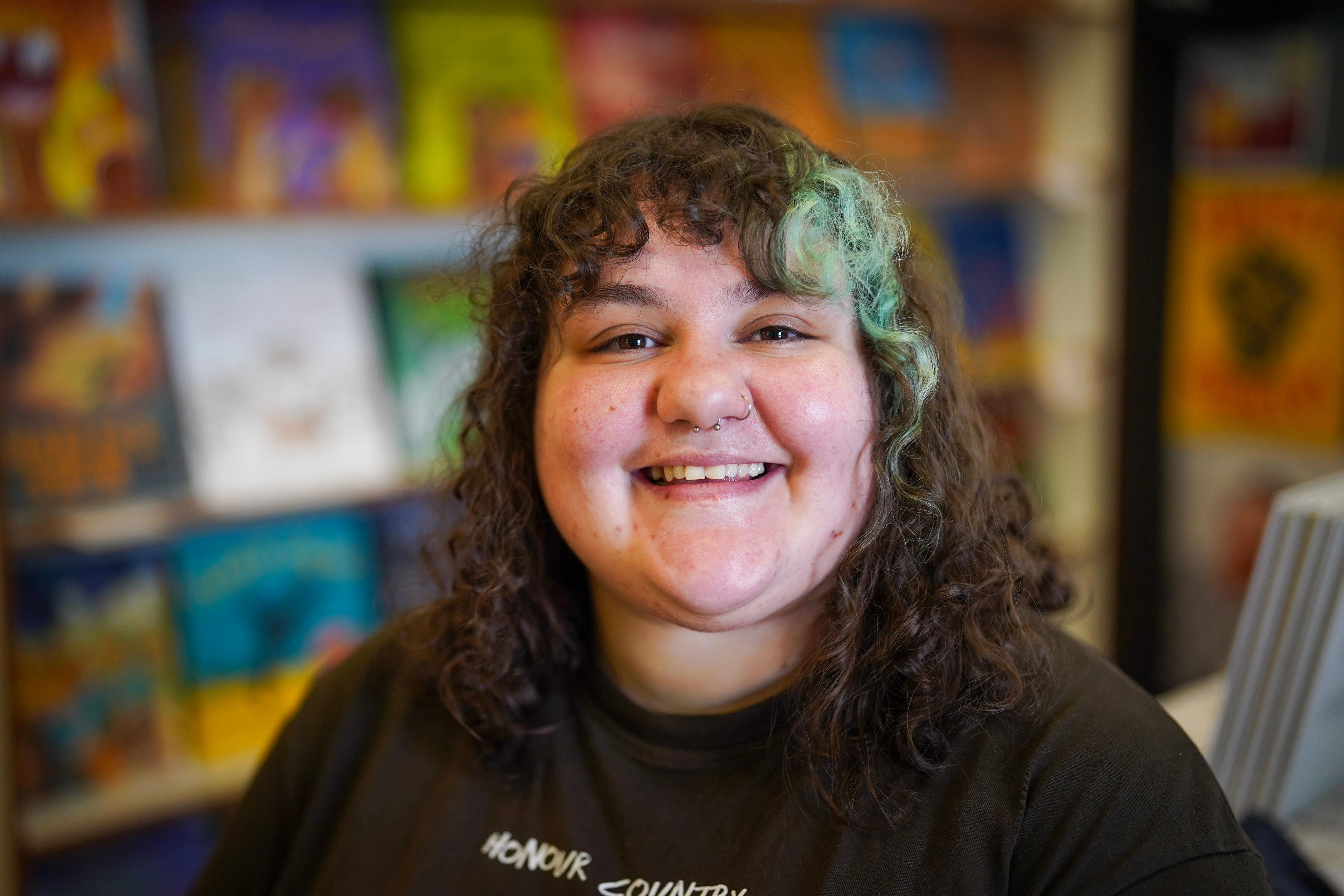     Una foto de retrato de Skye Cusak mirando a la cámara sonriendo.