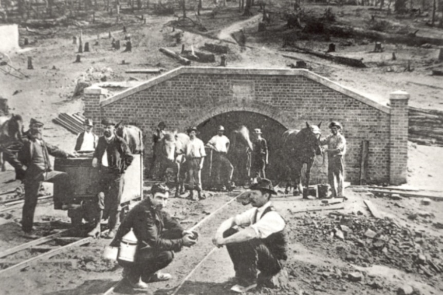 Black and white picture of the Rhonda Colliery mine 1906
