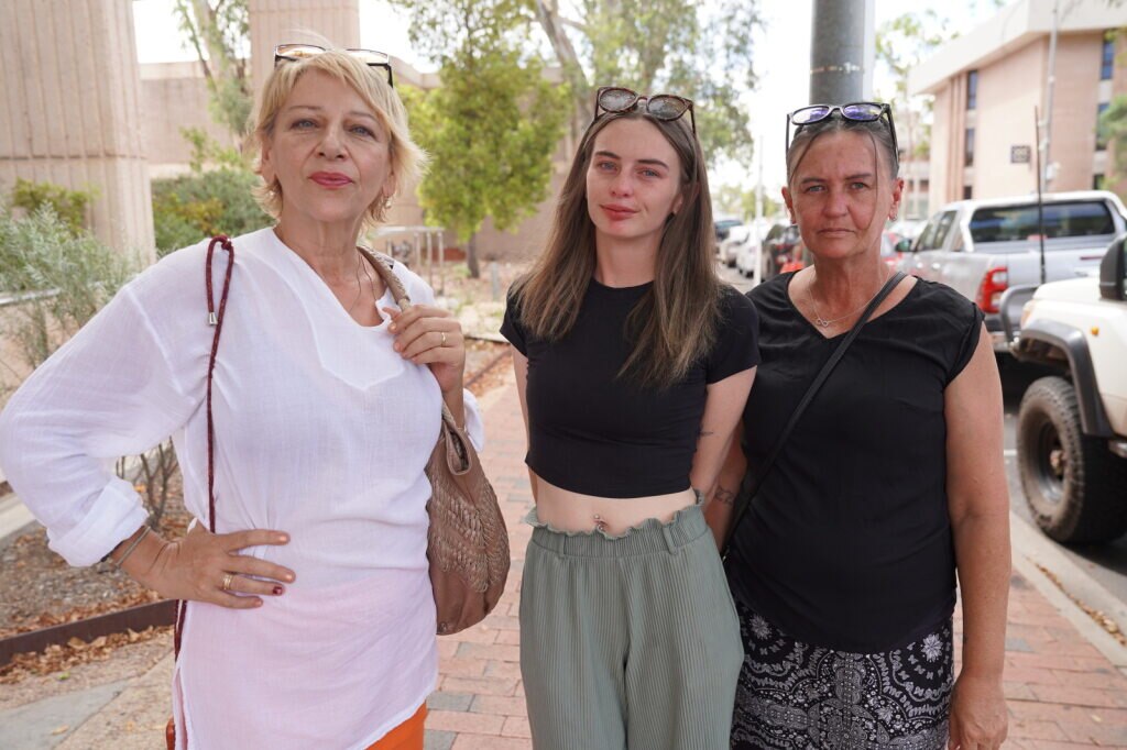 Tres mujeres juntas en una calle 