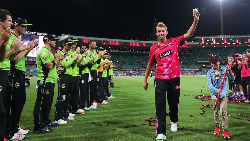 Show of respect ... Brett Lee receives a guard of honour as he walks off the SCG
