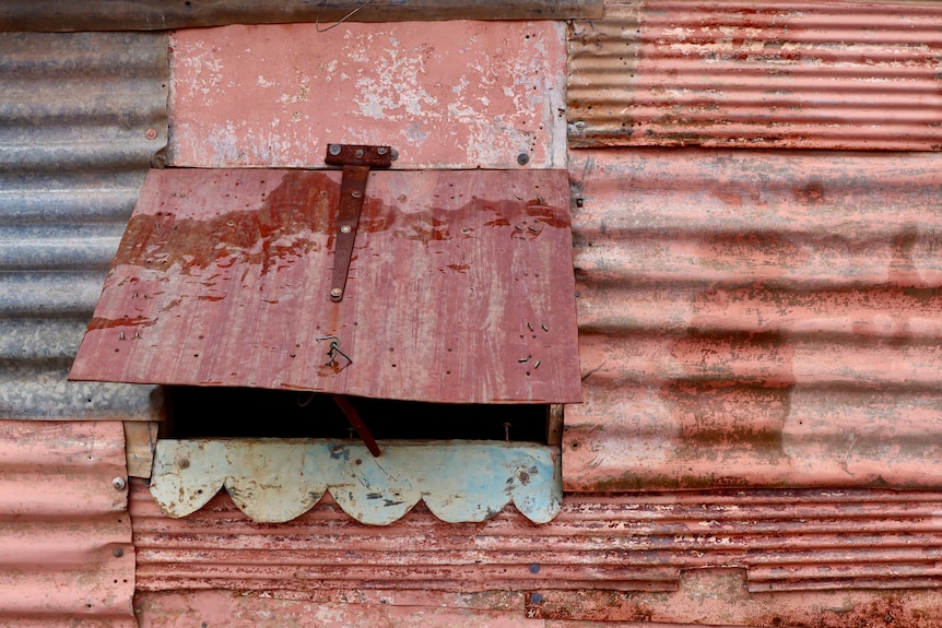 a pink shed with a window in Gwalia. 