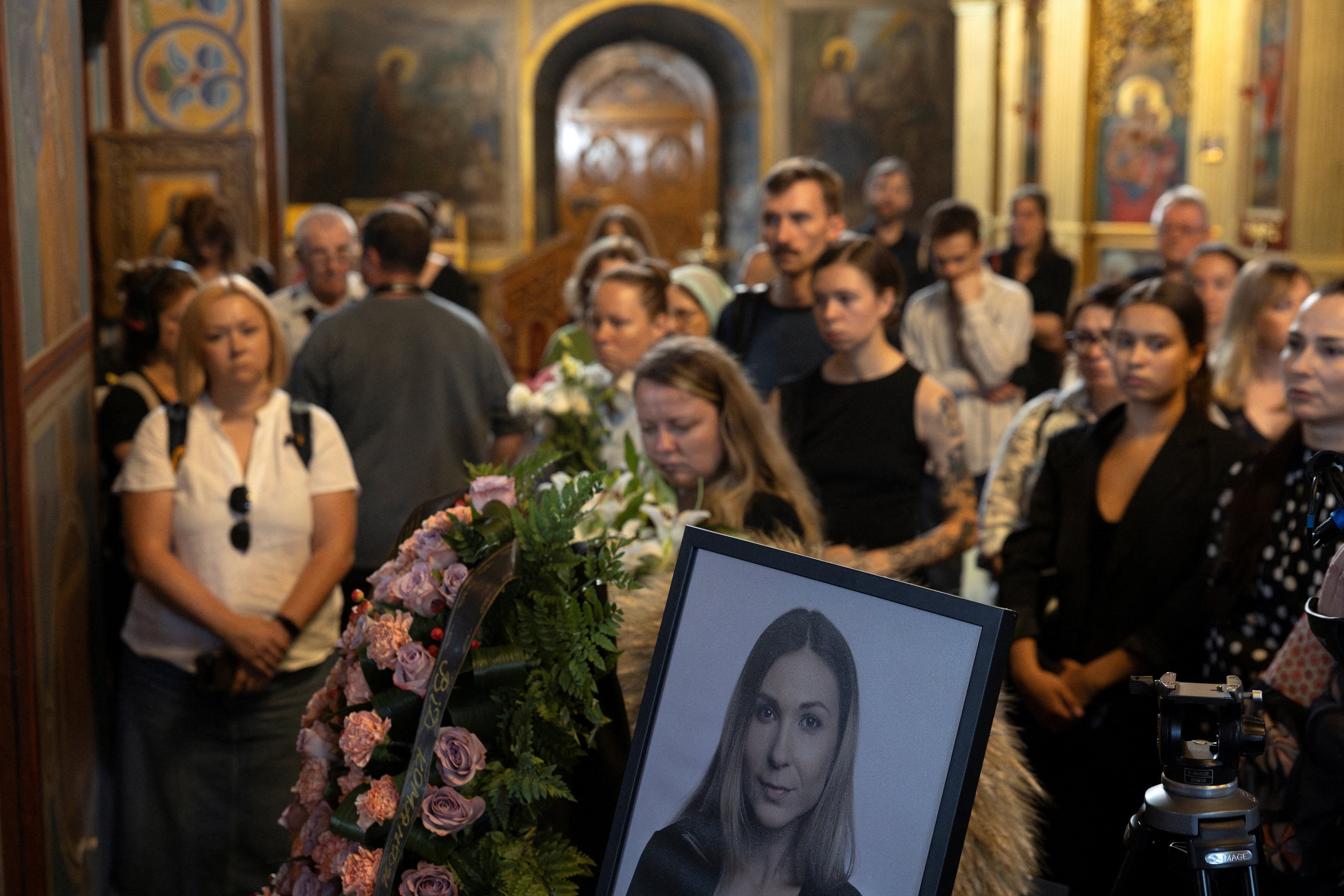 Pessoas comparecem ao funeral da jornalista ucraniana Viktoria Roshchyna