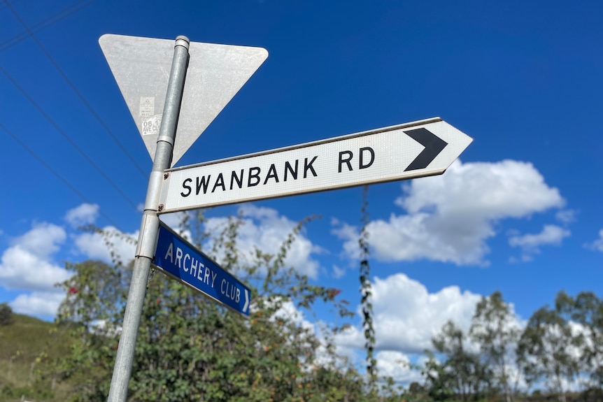A street sign pointing two ways. One way says Swanbank Road, the other Archery Club. 