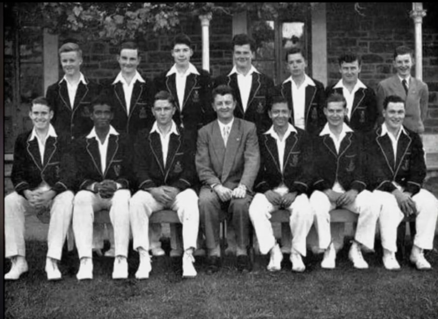 Kamahl em uma foto de um time de críquete em preto e branco