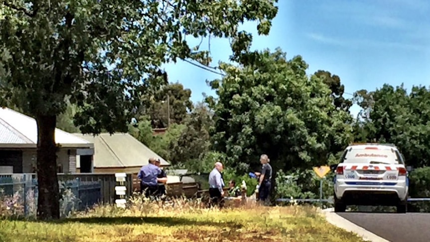 Police investigate a stabbing at a unit on King St in Bendigo in January 2018.