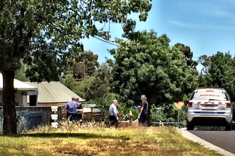 Police investigate a stabbing at a unit on King St in Bendigo in January 2018.