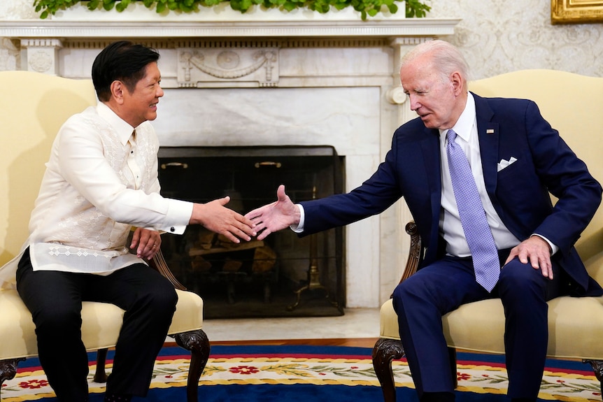 美国总统拜登与菲律宾总统小费迪南德·马科斯在华盛顿的白宫椭圆形办公室会面。