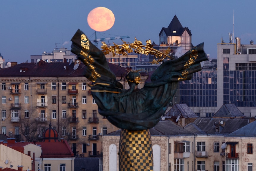 月亮落在基辅的独立纪念碑和建筑物上