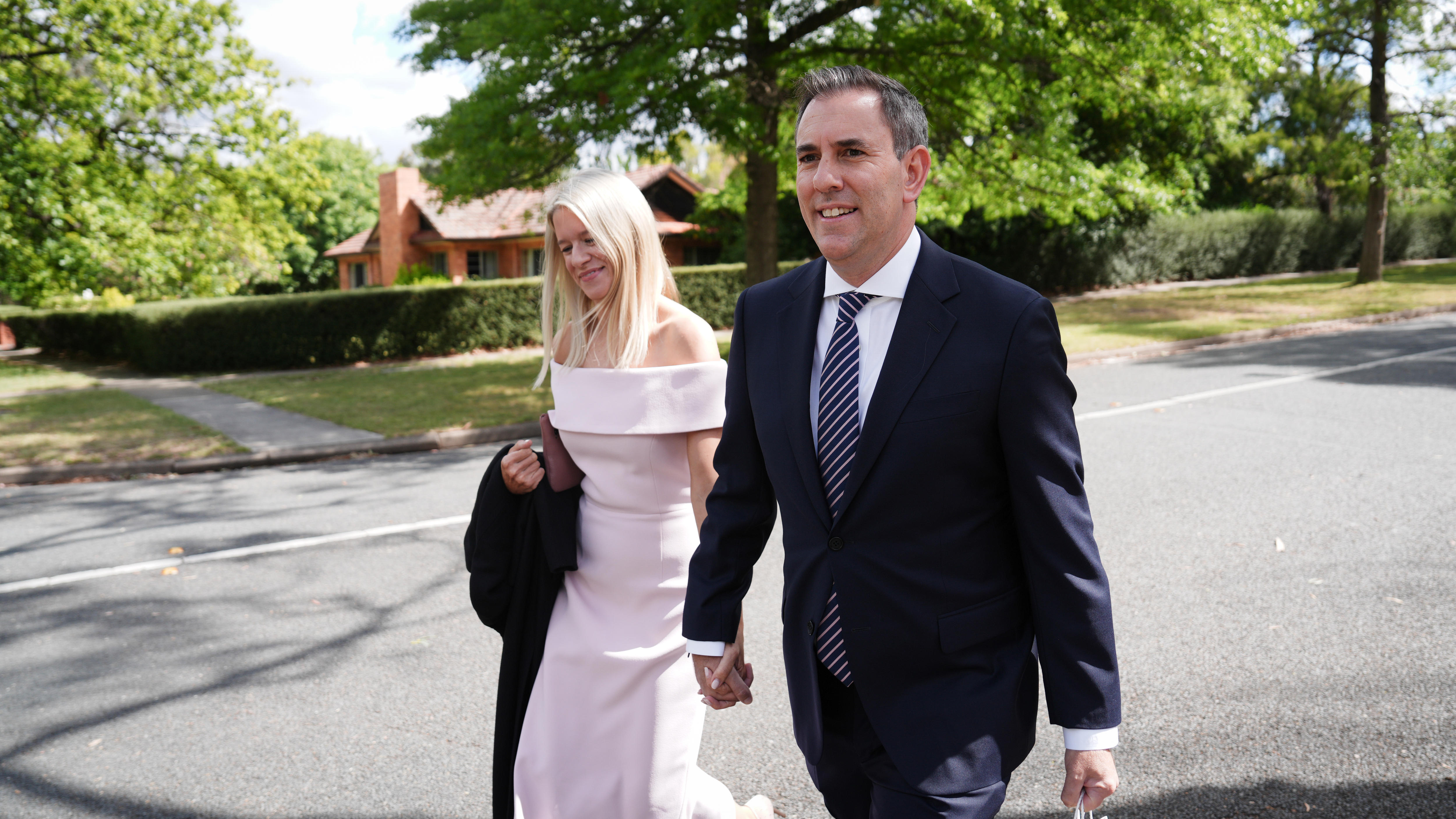 Jim Chalmers llega al albergue con su esposa antes de la boda albanesa