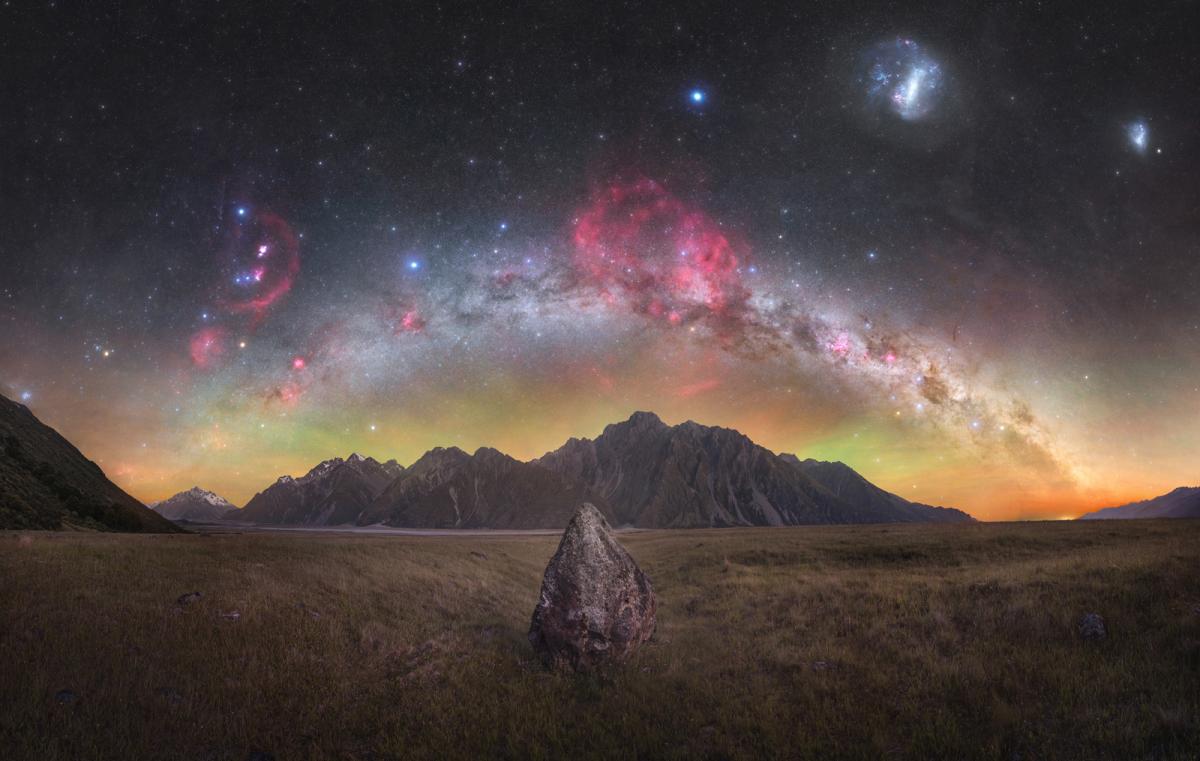 Questa immagine è stata scattata di notte nel Parco Nazionale di Mount Cook, nell'emisfero australe, con nuvole di idrogeno